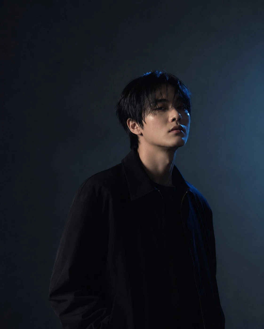 차가운 조명 아래 서 있는 NOIR WAVE의 인물 사진